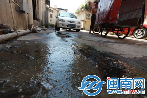 污水外溢，弄得路面濕漉漉的