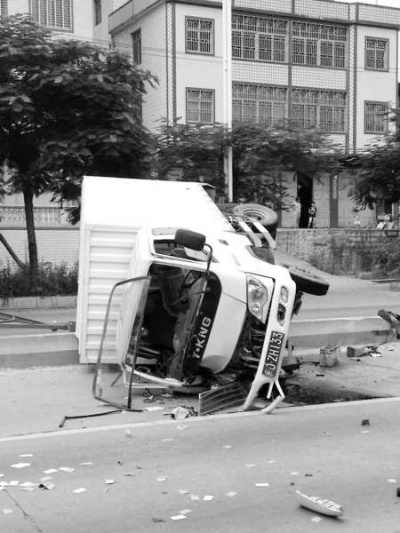 躲避摩托車 貨車栽了個大跟頭