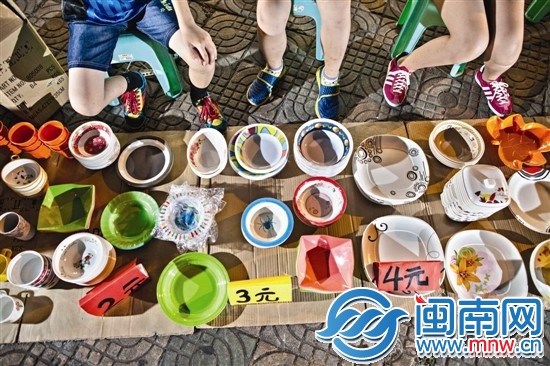 彩色餐具從進貨、定價到擺攤，都是孩子們一手操辦的