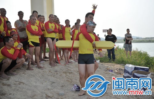 救生指導(dǎo)老師演示救生棒的使用方法