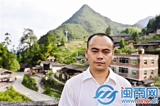 賈佑明在福中村