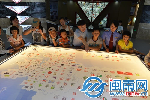 小記者們?cè)谏虡?biāo)館觀看泉州品牌地圖