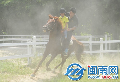 小記者在教練的保護(hù)下，神采飛揚(yáng)地騎馬