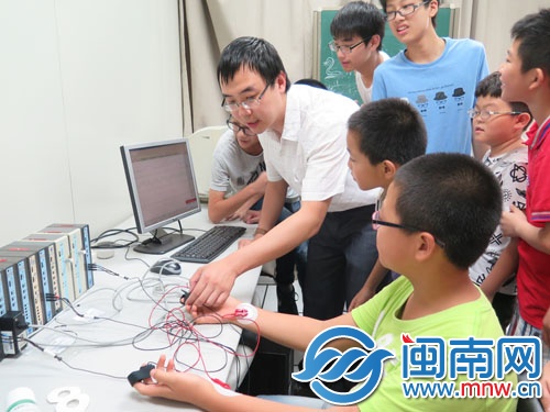 第一次見到測(cè)謊儀，孩子們難掩興奮