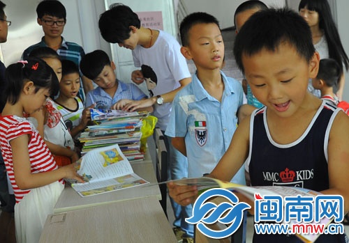 拿到感興趣的書本，小朋友很興奮地看起來