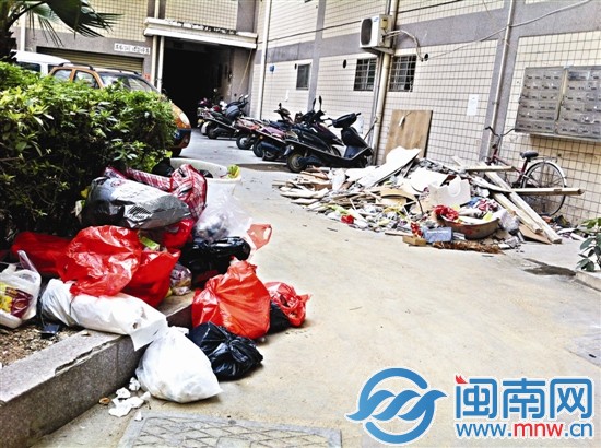 無人打掃后，小區(qū)內隨處可見垃圾