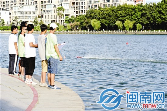 一名小選手努力操控，動(dòng)力艇在水面濺起水花