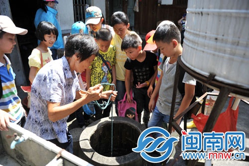 阿婆輕松就打上了一桶井水，小記者們看呆了