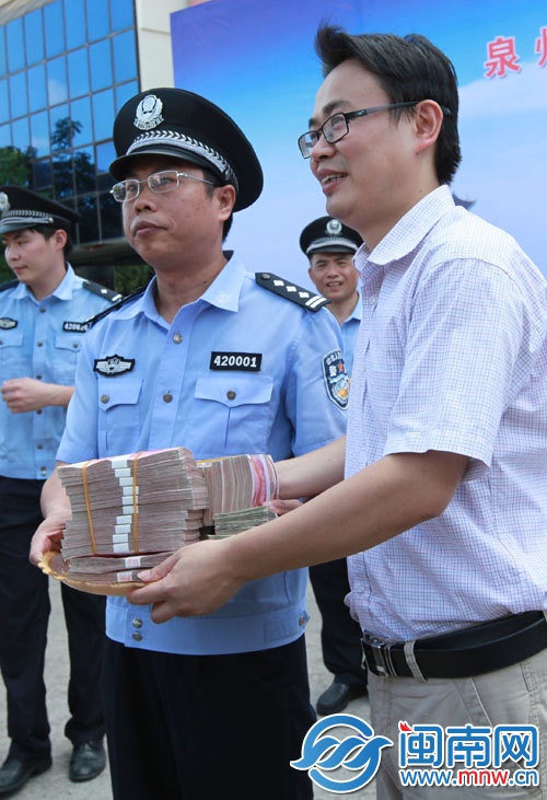 一市民從民警手中領(lǐng)回被騙的40萬
