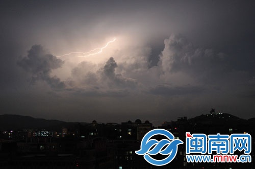 一道閃電劃過(guò)，照亮天空