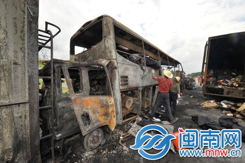 事故現(xiàn)場(chǎng)，工作人員在轉(zhuǎn)移遇難乘客遺體