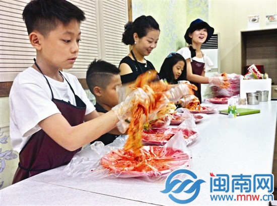 營員在韓國泡菜學校學腌制泡菜