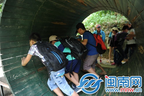 小記者合力喊“一二三推”，大木桶飛快向前滾動(dòng)