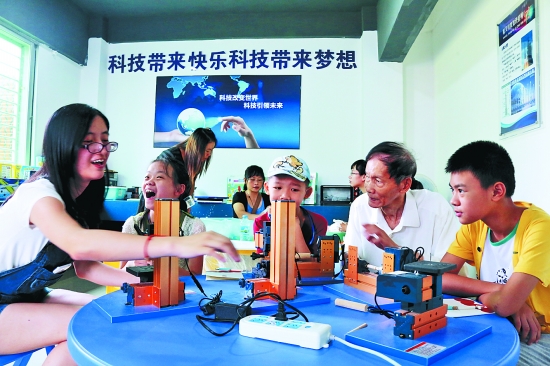 鯉中街道清正社區(qū)青少年社會教育活動中心的科學(xué)活動室