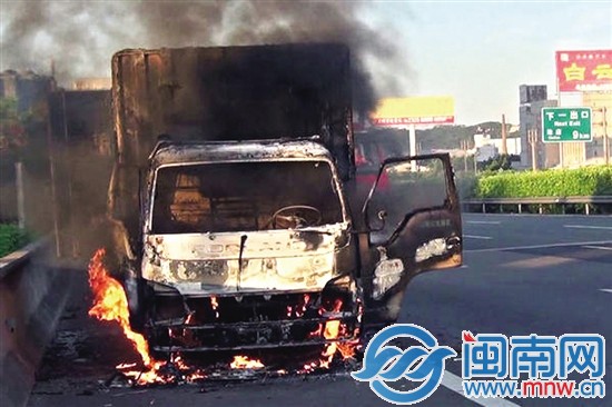 消防趕到現(xiàn)場，貨車已被大火包圍
