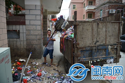 小穆還在裝運(yùn)垃圾，再送到5公里外的中轉(zhuǎn)站