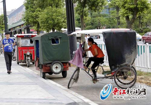 在路邊候客的“三腳虎”。