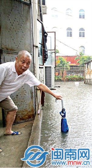 沉洲路，居民試探積水有多深