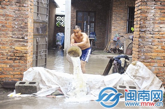 市民陳先生說，雨一直下，舀水于事無補(bǔ)