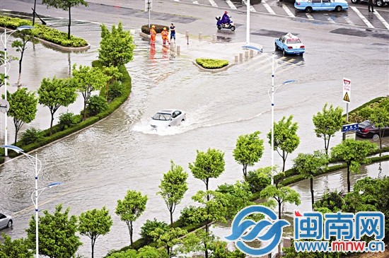 昨日15點(diǎn)36分，瑞泰街，一輛汽車在水中激起浪花