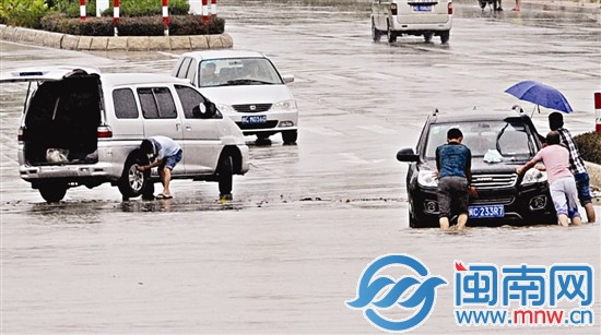 泉州市區(qū)濱海公園附近，多輛車在積水中拋錨