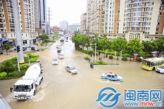 泉州市區(qū)云鹿路積水嚴(yán)重，車輛涉水通過(guò)