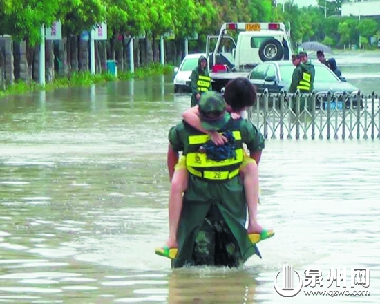 豐澤邊防大隊(duì)官兵背市民趟水而過