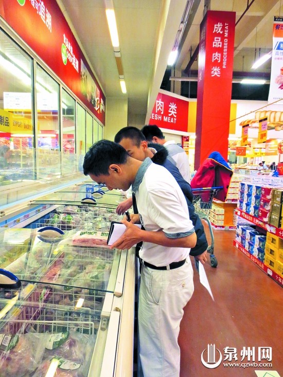 執(zhí)法人員正在檢查商超的凍肉食品