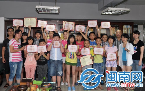 小記者們合影曬結(jié)業(yè)證書