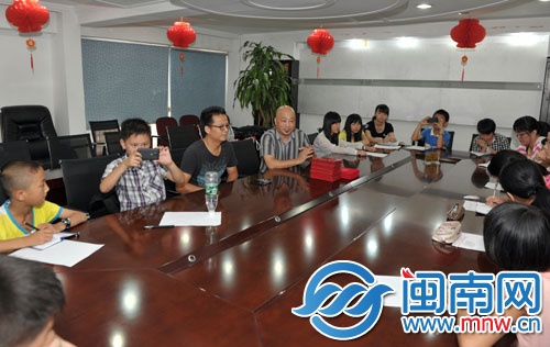 海都報(bào)副總編與小記者們交流、頒發(fā)結(jié)業(yè)證書