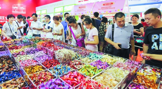 食品展會上，消費者正在選購糖果