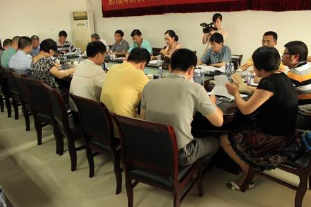 南安市張小紅副市長(zhǎng)（中）蒞臨閩臺(tái)農(nóng)產(chǎn)品市場(chǎng) (1)