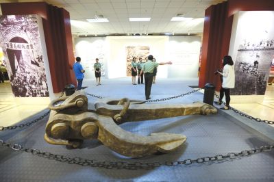 北洋水師旗艦“定遠(yuǎn)”號(hào)的鐵錨昨天亮相軍博抗日展覽。