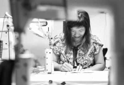 縫紉女工吳雪芬在工作之余練習(xí)剛學(xué)會(huì)的漢字?！”緢?bào)